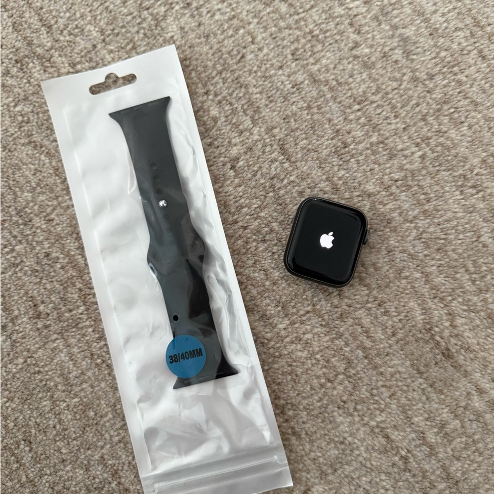 Apple Watch SE 1st Gen in Midnight 40mm